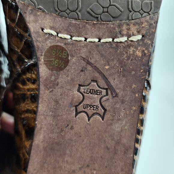 BCBGMAXAZRIA Women's Pull On Brown Leather Crocodile Texture Boots size 6.5 - Picture 4 of 8